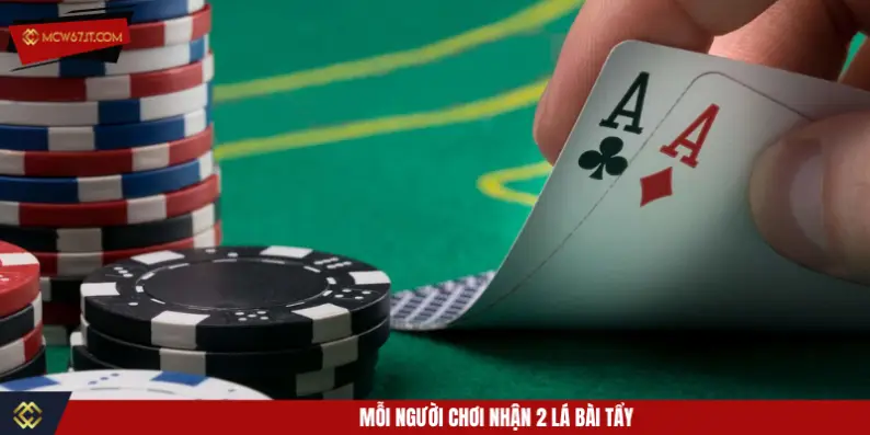 Mỗi người chơi nhận 2 lá bài tẩy